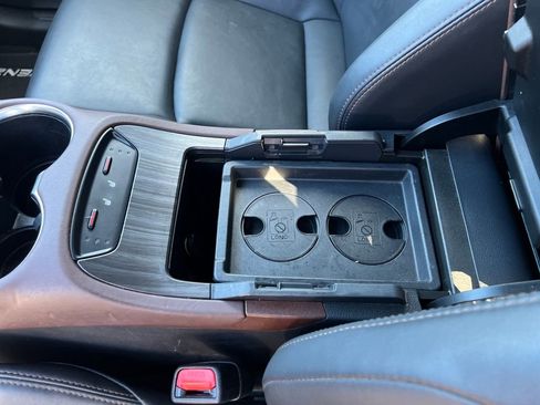 Used 2022 Toyota Venza XLE image 20