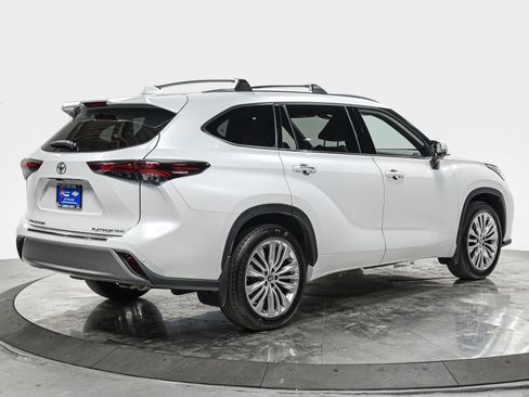 Used 2024 Toyota Highlander Platinum image 7
