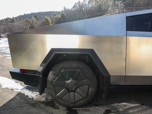 Used 2024 Tesla Cybertruck AWD Crew Cab image 10