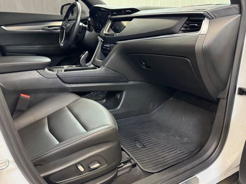 Used 2024 Cadillac XT6 Luxury w/ LPO, Floor Liner Package FWD image 31