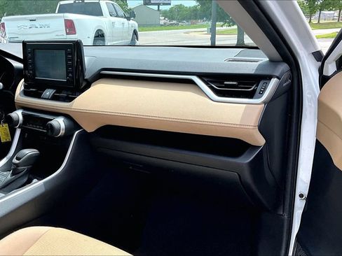 Used 2019 Toyota RAV4 LE FWD image 13