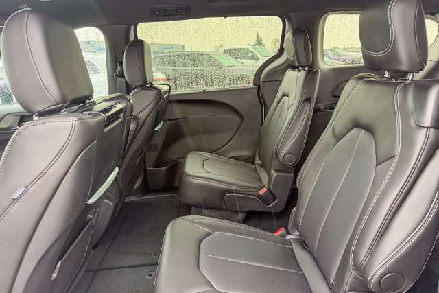 New 2026 Chrysler Pacifica Select FWD image 23