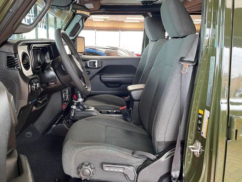 Used 2024 Jeep Wrangler Unlimited image 12