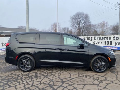 Used 2022 Chrysler Pacifica Touring-L w/ S Appearance Package image 2