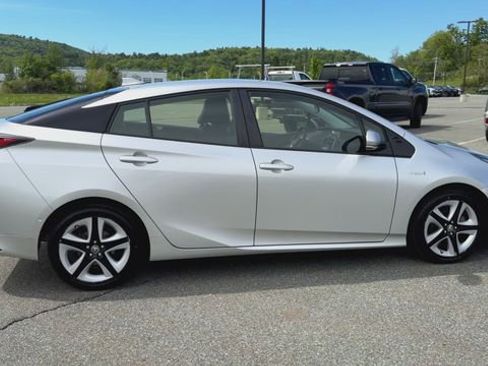 Used 2017 Toyota Prius Three Touring FWD image 9