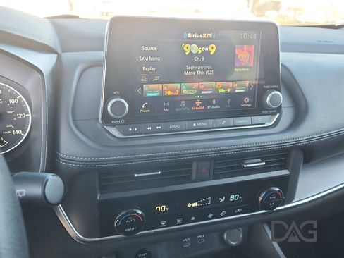 Used 2024 Nissan Rogue SV image 30