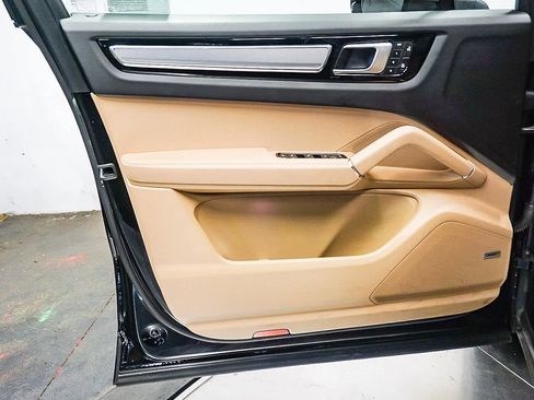 Used 2022 Porsche Cayenne Platinum Edition image 22