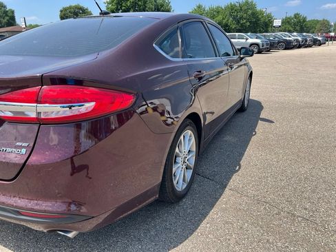 Used 2017 Ford Fusion SE FWD image 4