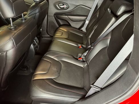 Used 2019 Jeep Cherokee Trailhawk w/ Comfort/Convenience Group AWD/4WD image 21