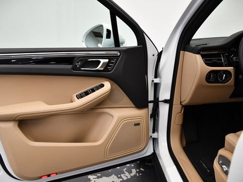 Used 2025 Porsche Macan image 34