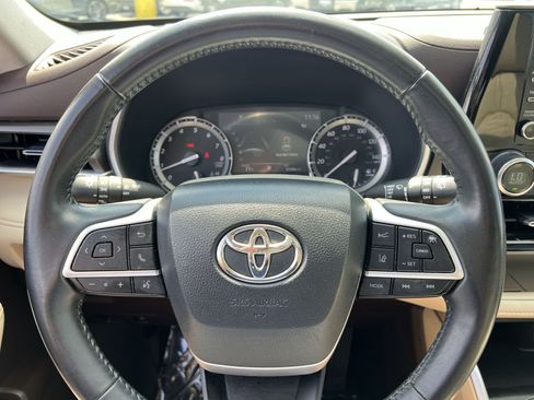 Used 2022 Toyota Highlander XLE w/ Protection Package #3 (TMS) AWD/4WD image 16