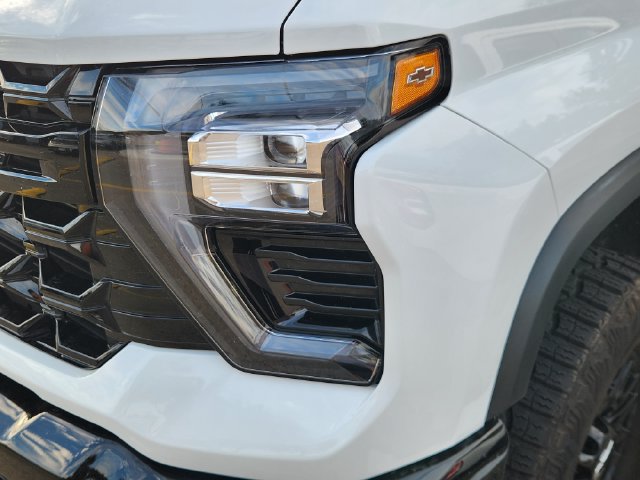 Used 2026 Chevrolet Silverado 2500 ZR2 AWD/4WD image 6