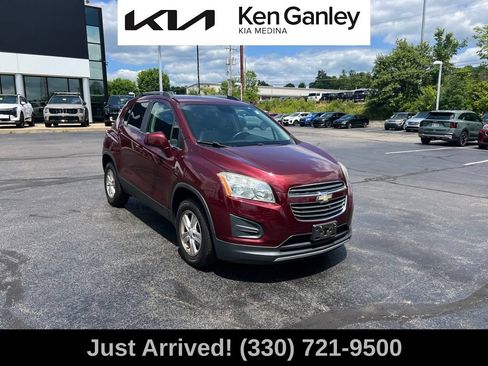 Used 2016 Chevrolet Trax LT w/ LT Sun and Sound Package AWD/4WD image 3