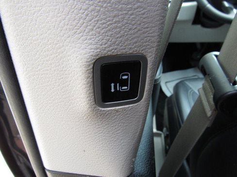 Used 2023 Chrysler Pacifica Touring-L FWD image 34