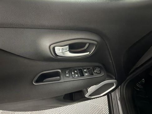 Used 2019 Jeep Renegade Latitude image 15