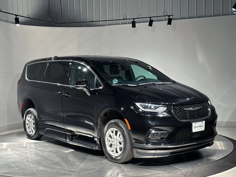 Used 2025 Chrysler Pacifica Select FWD image 37