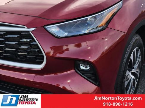 Used 2025 Toyota Highlander XLE FWD image 11