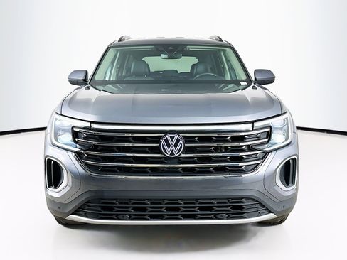 Used 2025 Volkswagen Atlas SE image 2