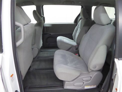 Used 2016 Toyota Sienna L image 23