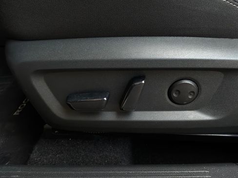 Used 2025 Nissan Rogue SV FWD image 11