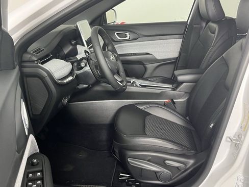 New 2025 Jeep Compass Latitude image 22