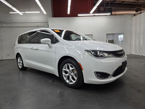 Used 2018 Chrysler Pacifica Touring Plus w/ Tire & Wheel Group image 3