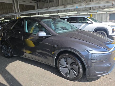 Used 2026 Tesla Model Y Long Range AWD/4WD image 3
