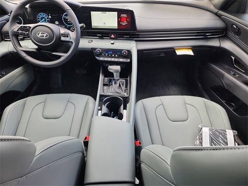 New 2025 Hyundai Elantra Limited image 10