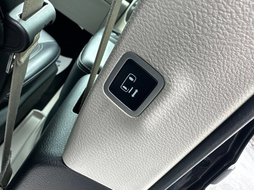 Used 2023 Chrysler Pacifica Touring-L FWD image 10