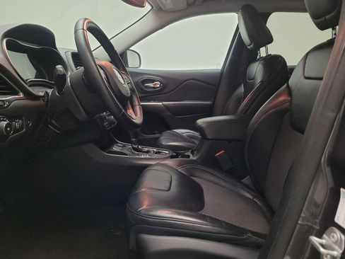 Used 2019 Jeep Cherokee Latitude Plus w/ Comfort/Convenience Group FWD image 17