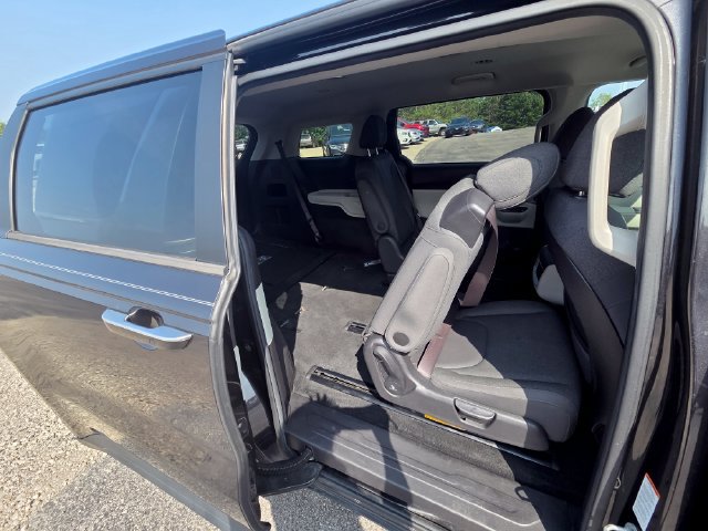 Used 2022 Kia Carnival LX FWD image 31