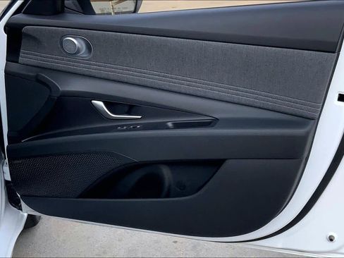 Certified 2025 Hyundai Elantra Limited image 22