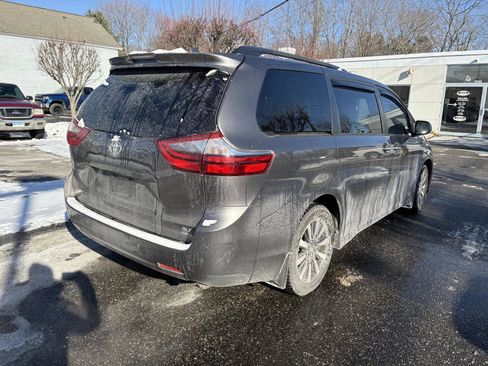 Used 2020 Toyota Sienna XLE image 7