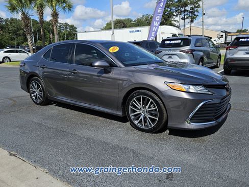 Used 2022 Toyota Camry XLE w/ Navigation Package FWD image 7