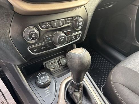 Used 2018 Jeep Cherokee Latitude w/ Cold Weather Group image 23