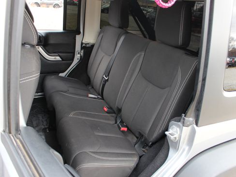 Used 2016 Jeep Wrangler Unlimited Rubicon w/ Connectivity Group image 29