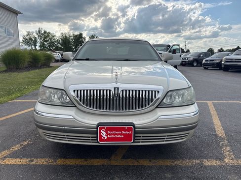 Used 2006 Lincoln Town Car Signature RWD image 3