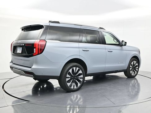 Used 2025 Ford Expedition Platinum w/ Driver's Package AWD/4WD image 5