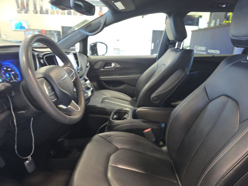 Used 2025 Chrysler Pacifica Select FWD image 3