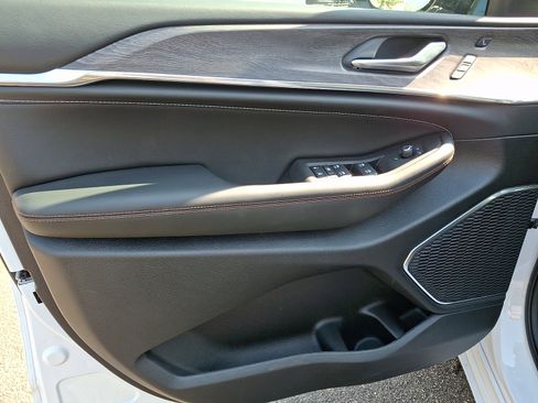 Certified 2025 Jeep Grand Cherokee Overland w/ Adv Protech Group III AWD/4WD image 12