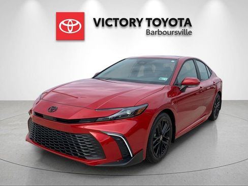 Used 2025 Toyota Camry SE image 1