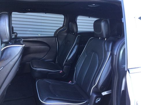 Used 2021 Chrysler Pacifica Limited w/ Uconnect Theater Family Group AWD/4WD image 7