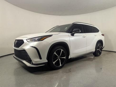 Used 2022 Toyota Highlander XSE image 3