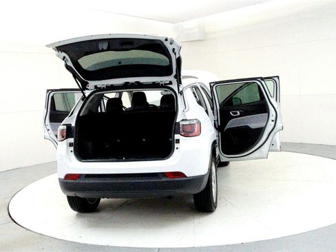 Used 2022 Jeep Compass Latitude image 11