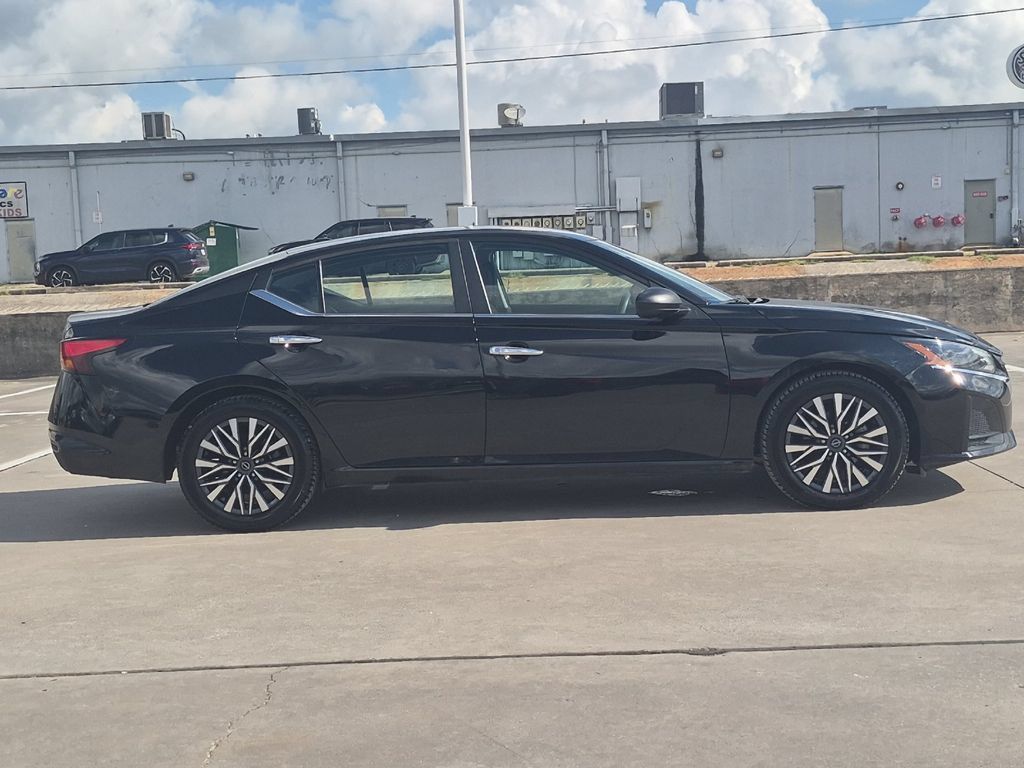 Used 2025 Nissan Altima 2.5 SV FWD image 7