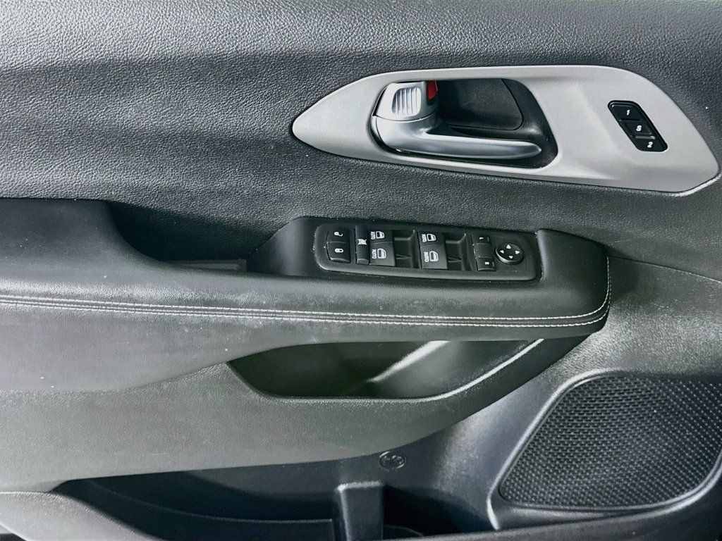 Used 2025 Chrysler Pacifica Select FWD image 22