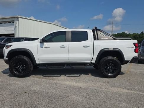 Used 2025 Chevrolet Colorado ZR2 w/ Midnight Edition AWD/4WD image 2