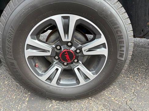 Used 2017 Toyota Tacoma TRD Sport AWD/4WD image 9