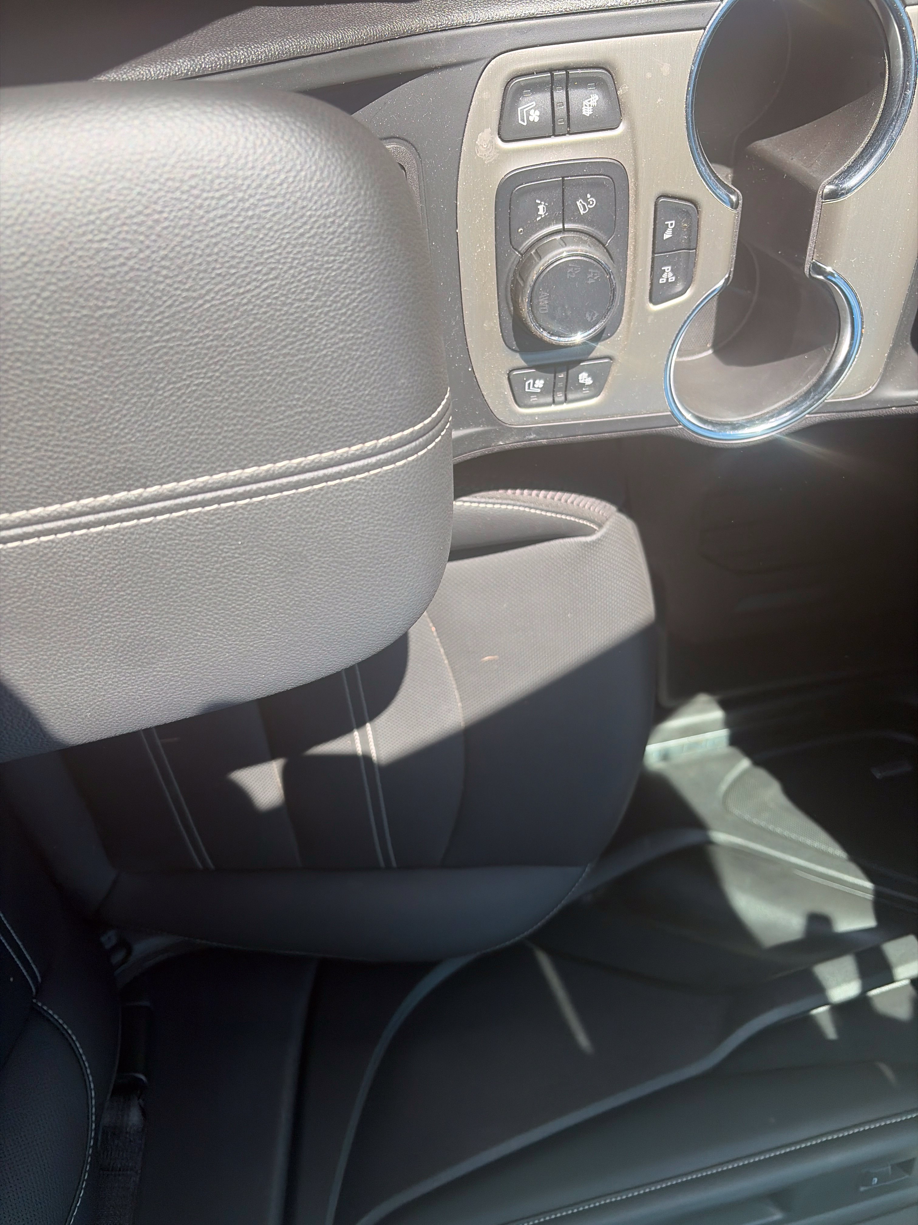 Used 2024 GMC Terrain Denali w/ Denali Premium Package AWD/4WD image 14