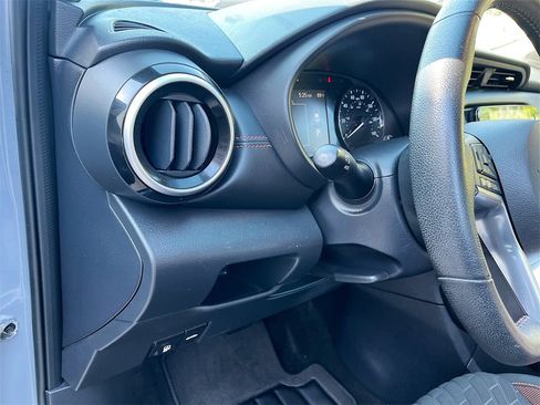 Used 2021 Nissan Kicks SR image 10